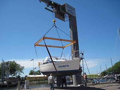 Kranen einer Segelyacht im Hafen von Orth