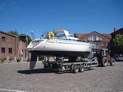 Transport eines Bootes auf dem Hubwagen nach Gollendorf